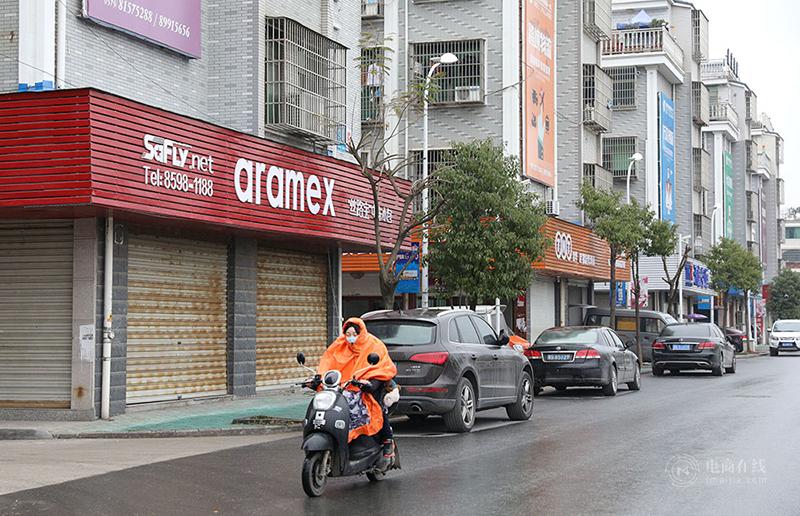 义乌高桥村，电商村，这里百分之六十以上的商家都是从事跨境电商，沿街店铺清一色是国际快递物流。.jpg